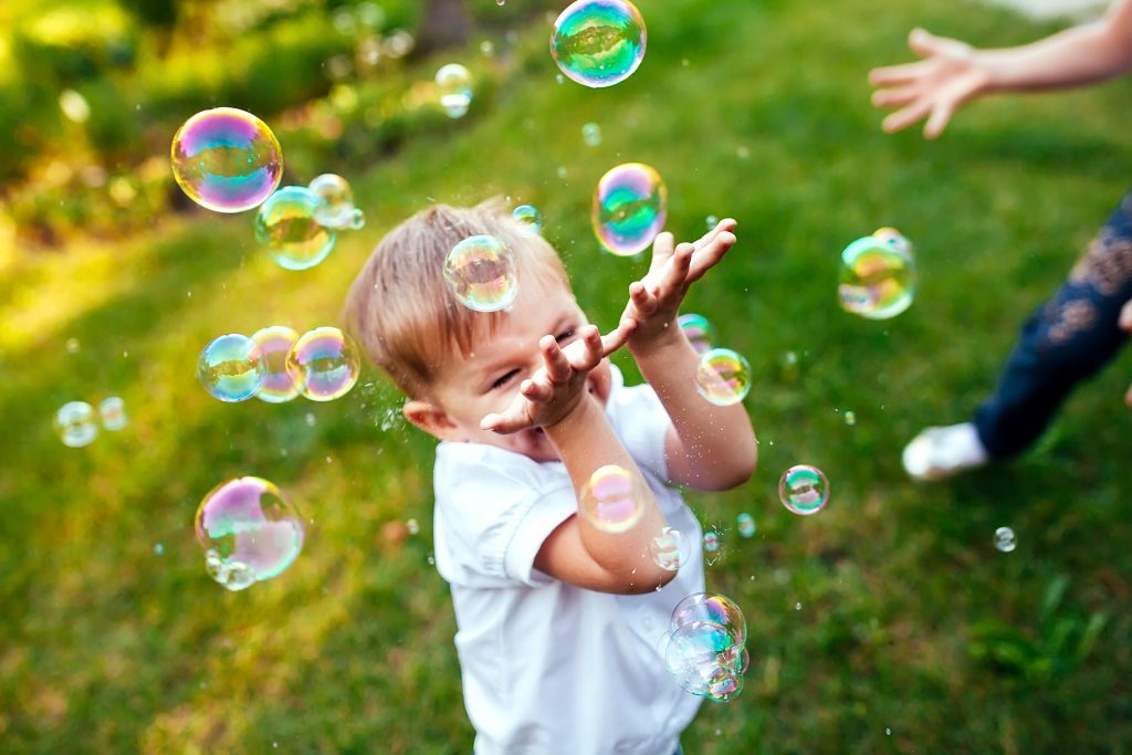 Petit garçon qui joue avec des bulles de savon Vegan Pratique