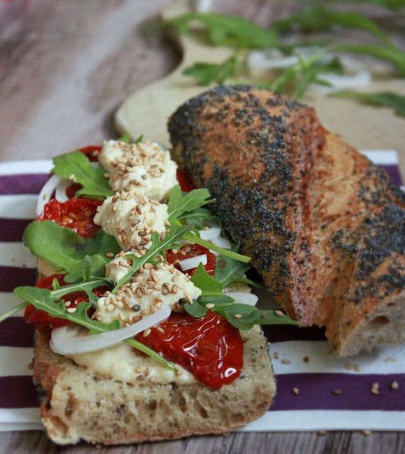 Sandwich Houmous Tomates Sechees Recette Vegan Pratique
