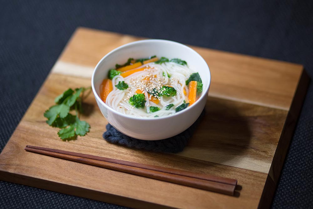 Bouillon thaï aux nouilles de riz, recette Vegan Pratique