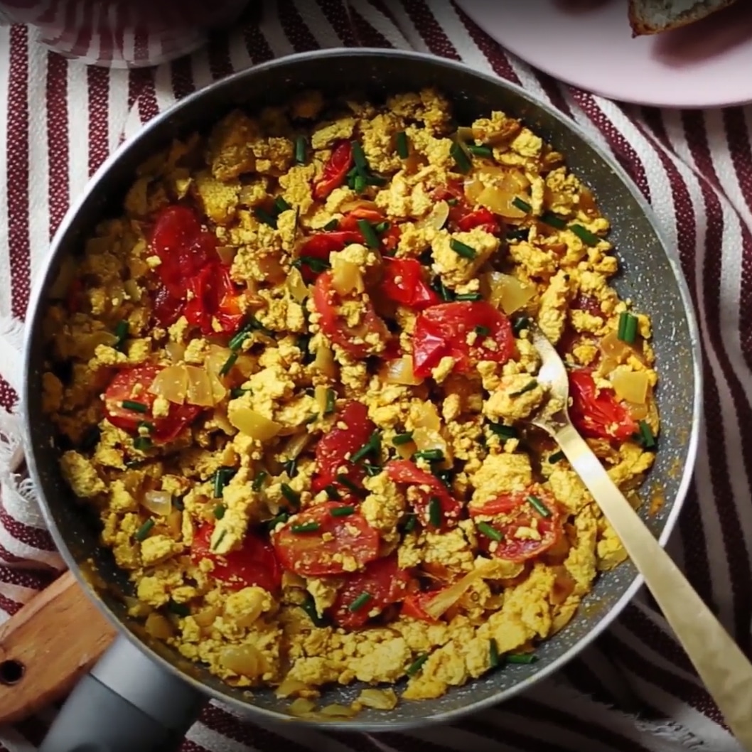 Tofu brouillé aux tomates cerises, recette Vegan Pratique