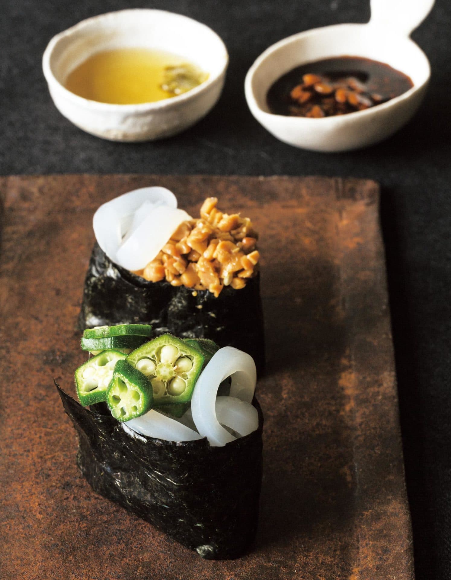 Gunkan-maki modoki de « calamar » et nattō